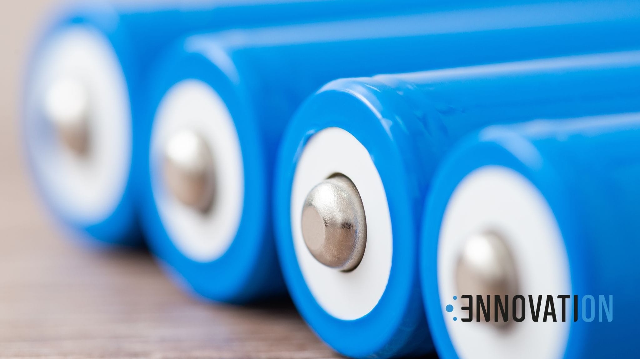 baterie litowo-jonowe w kolorze niebieskim ułożone obok siebie