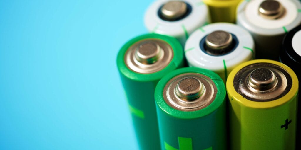Baterie litowo-jonowe zielono białe na niebieskim tle. Baterie typu paluszki