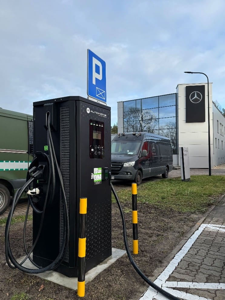 Stacja szybkiego ładowania przy salonie mercedes.
