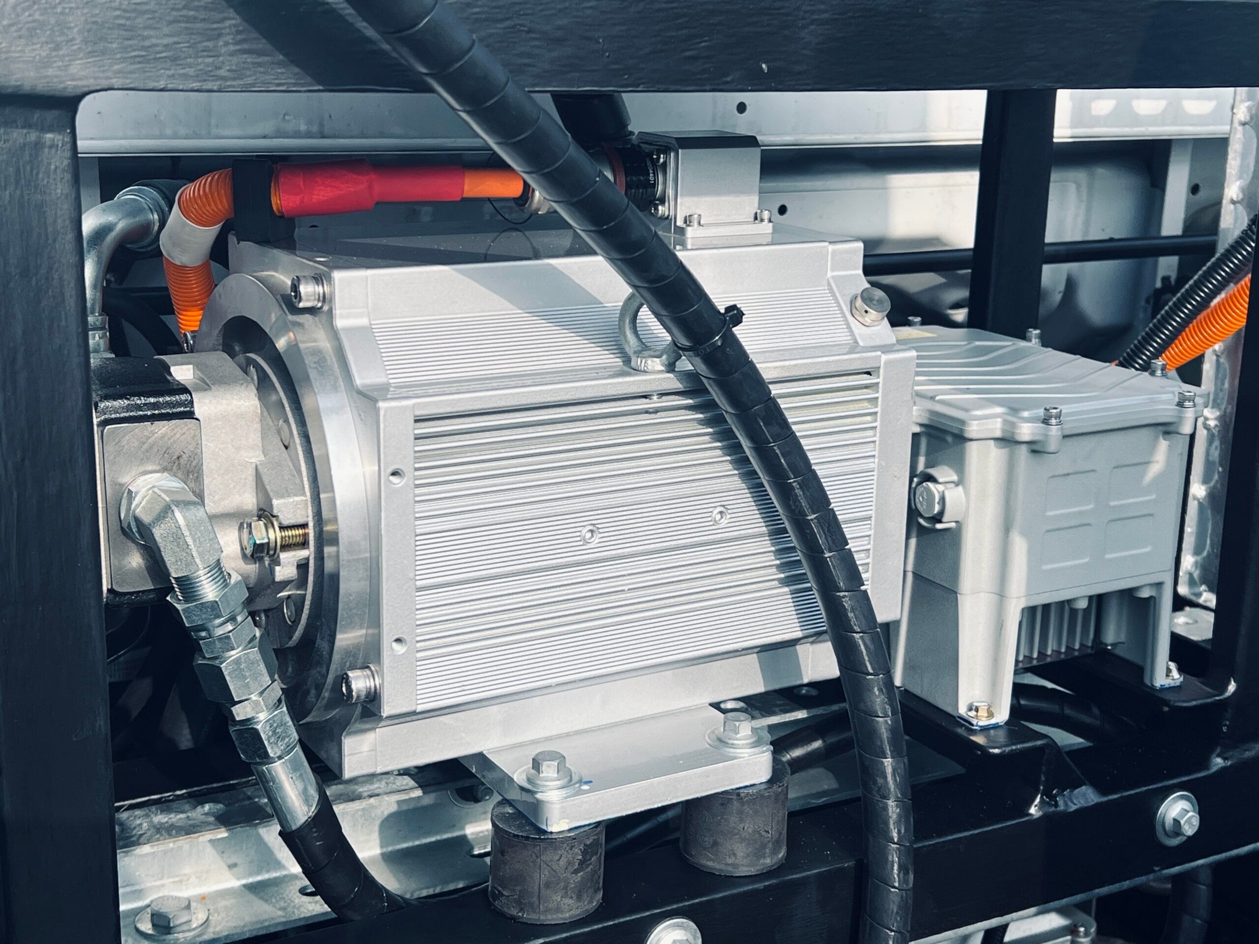 Silnik elektryczny ze zintegrowaną pompą hydrauliczną i falownikiem do ePTO